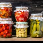 pimientos fermentados en salmuera en un tarro de bolas