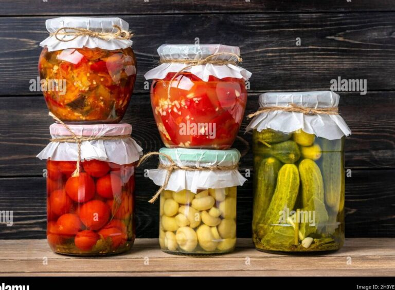 pimientos fermentados en salmuera en un tarro de bolas