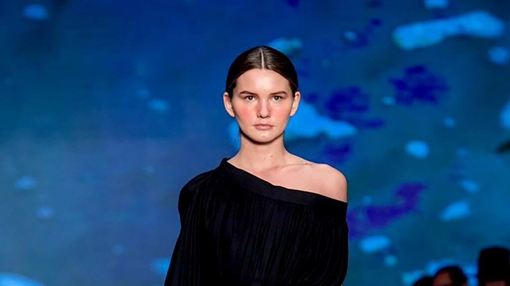 Descubre la moda mexicana: encuéntrate con el fascinante sombrero azul y rosa de México descubre la moda mexicana encuentrate con el fascinante sombrero azul y rosa de mexico