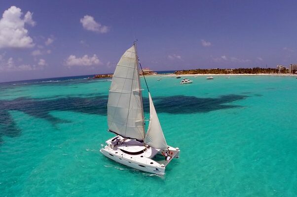 Explorando las bellezas del Caribe Mexicano en un catamarán en Playa del Carmen explorando las bellezas del caribe mexicano en un catamaran en playa del carmen